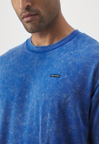 Under Armour LOGO WASH - Basic póló - tech blue