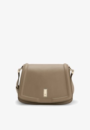 Brązowa skórzana torba na ramię z klapką, złotymi okuciami i gładką teksturą. Posiada uporządkowany kształt i czyste linie.