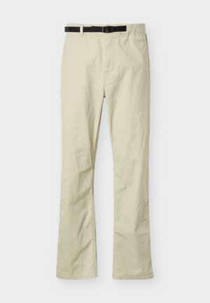 Bež hlače s ravnimi hlačnicami in vgrajenim črnim nastavljivim pasom, z ravnim sprednjim delom in brez vidnih žepov, predstavljene na belem ozadju.