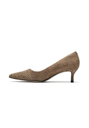 Brauner spitz zulaufender Kitten-Heel-Schuh mit schwarzen Punkten und niedrigem, schlankem Absatz auf weißem Hintergrund.