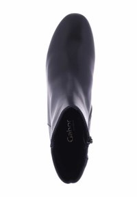 Bota ankle de cuero negro con superficie lisa, punta redondeada y cremallera lateral. El interior cuenta con una plantilla acolchada con detalle de logo.