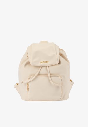 Mochila de color crema hecha de tela suave, con una solapa plegable, cierre de cordón y un bolsillo frontal con cremallera y herrajes dorados.