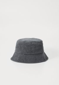 Sombrero bucket de denim gris con ala ancha, que presenta un sutil detalle de costura. Textura suave y forma cilíndrica.