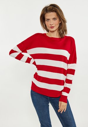 Maglione a righe rosse e bianche con una vestibilità comoda e maniche ampie, abbinato a jeans blu scuro. Texture liscia, design casual.