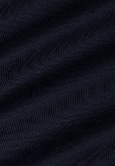 Ciemnoniebieska dzianina o gładkiej fakturze, z subtelnie poziomymi liniami i jednolitą elastycznością. Odpowiednia do różnych zastosowań w przemyśle tekstylnym.