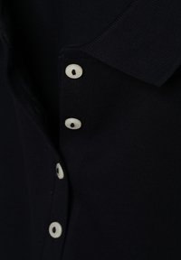 Marine gebreide polo shirt met een kraag, gestructureerde stof en vijf contrasterende witte knopen langs de sluiting.