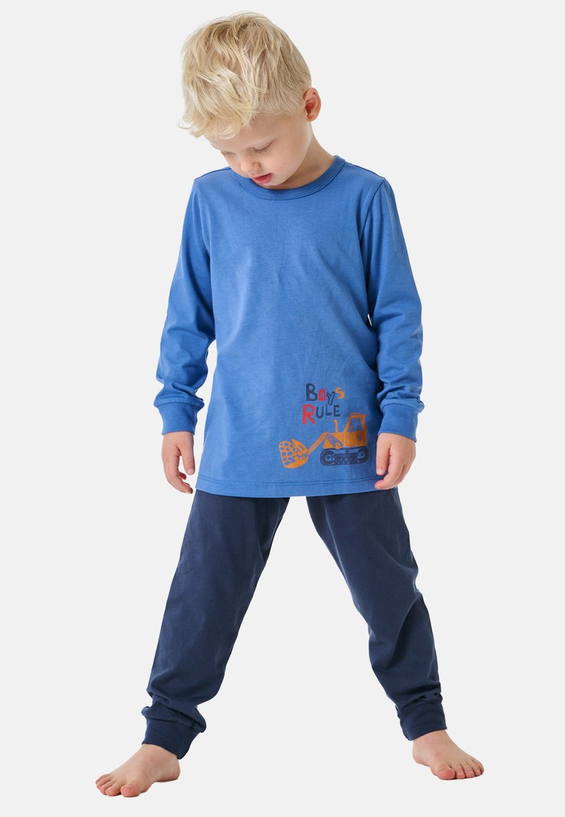 Blaues Baumwollhemd mit langen Ärmeln, bedruckt mit dem Text "Boys Rule" und einer Grafik eines gelben Baufahrzeugs, kombiniert mit navyblauen Baumwollhosen.
