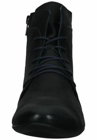 Stivaletto in pelle nera con punta arrotondata, superficie texturizzata, cerniera laterale e lacci scuri per una chiusura sicura.
