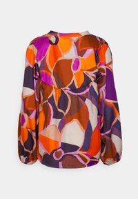 Camisa de manga larga con un patrón floral multicolor en naranja, púrpura y marrón. Fabricada en una tela ligera, presenta un escote redondeado y detalles gathered.