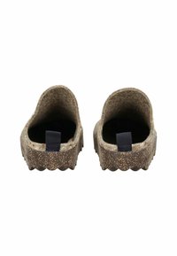 Un paio di zoccoli slip-on in feltro marrone con suole in gomma spessa e testurizzata e linguette nere, visti da dietro su uno sfondo bianco.