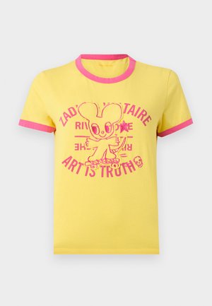 Kollane T-särk roosa krae ja varrukaservadega, millel on roosa hiire graafika ja tekst "ZAD' VISTAIRE" ning "ART IS TRUTH."