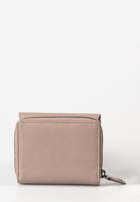Portafoglio in pelle rosa chiaro con superficie stampata, chiusura a zip e dettagli di cucitura discreti. Forma rettangolare compatta.