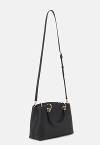 Czarna torebka o strukturalnym designie, wykonana z teksturowanego materiału. Posiada złote okucia oraz podwójne uchwyty do noszenia.