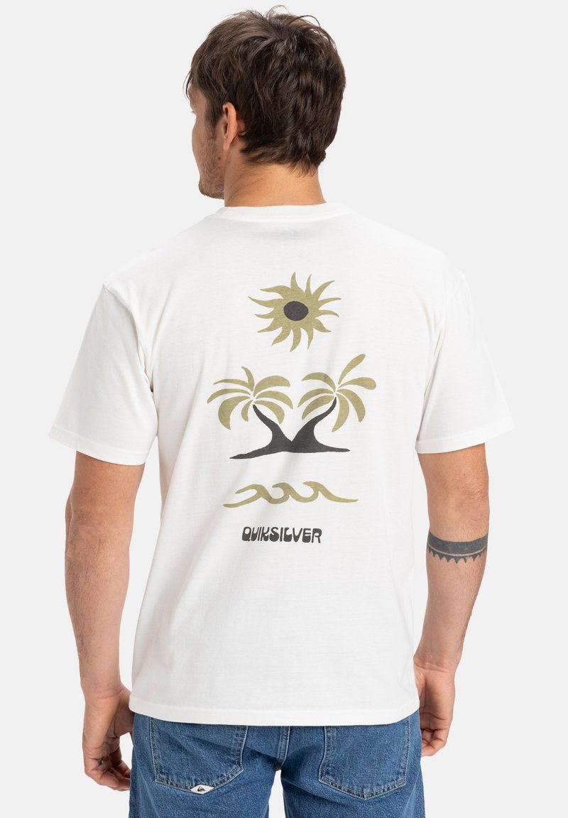 Bílý bavlněný tričko s grafickým potiskem na zádech, který zobrazuje slunce, palmy, vlny a text "Quiksilver" v černé barvě. Krátké rukávy, volný střih.