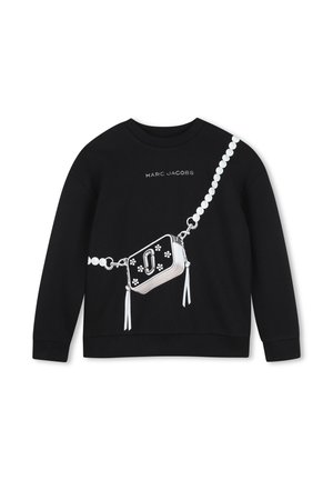 Sweat noir avec un motif imprimé blanc d'une sangle perlée et d'un sac sur le devant, et texte "MARC JACOBS" au-dessus du sac.