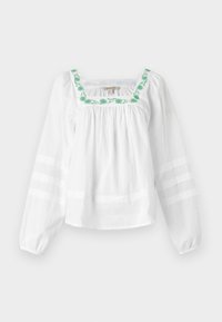 Witte blouse met een vierkante halslijn, voorzien van groene bloemenborduursels rond de kraag. Lange mouwen hebben doorzichtige horizontale strepen.