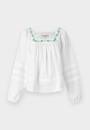 Witte blouse met een vierkante halslijn, voorzien van groene bloemenborduursels rond de kraag. Lange mouwen hebben doorzichtige horizontale strepen.