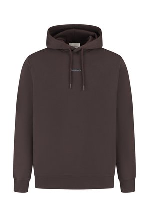 Donkerbruine pullover hoodie met een voorzak, capuchon met trekkoord en kleine lichtblauwe "PURE PATH" tekst op de borst.
