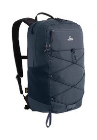 Donkerblauwe rugzak van textuurstof, met een voorvak met rits, verstelbare schouderbanden en details van bungeekoord. Kenmerkt een logo aan de zijkant.