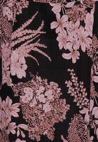 Svart tyg med intrikata blommönster i ljusrosa, inklusive olika blommor och lövverk med fina detaljer och texturer.