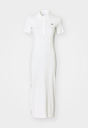 Weißes, geripptes Maxikleid mit kurzen Ärmeln, Kragen, Knopfleiste und dezenten Seitenschlitzen. Mit kleinem grünen Logo auf der Brust.