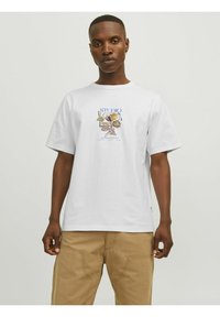 Hvid bomulds T-shirt med et grafisk print, der viser et blomstermotiv og tekst foran. Korte ærmer og rund halsudskæring.
