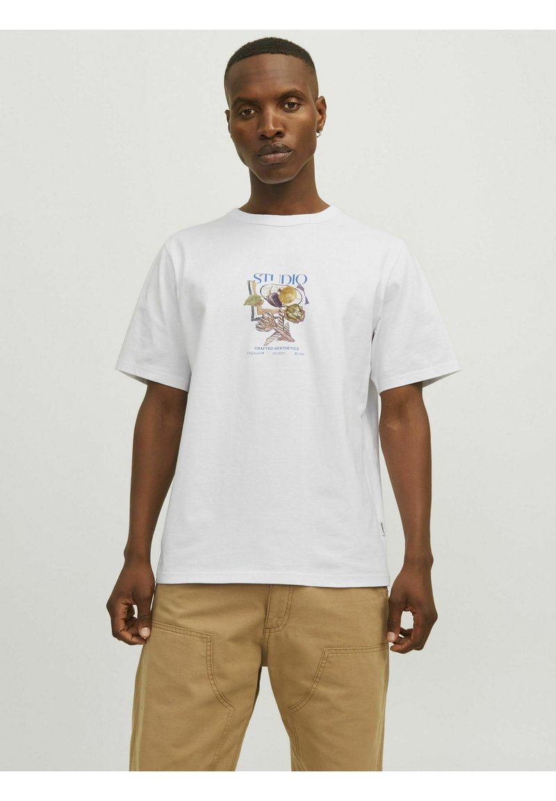 Hvid bomulds T-shirt med et grafisk print, der viser et blomstermotiv og tekst foran. Korte ærmer og rund halsudskæring.