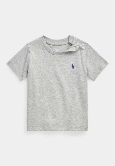 T-shirt bébé manches courtes gris clair avec col rond, deux boutons-pression à l'épaule et petit logo brodé bleu marine sur la poitrine.