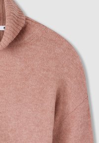 Jasnoróżowy, oversize sweter z ribbed turtleneck, charakteryzujący się miękką teksturą i luźnym krojem. Szwy wzdłuż ramion.