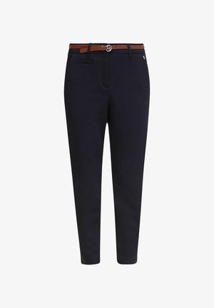 Pantalon slim bleu marine avec poches latérales, braguette zippée et ceinture fine marron à boucle argentée sur fond blanc.