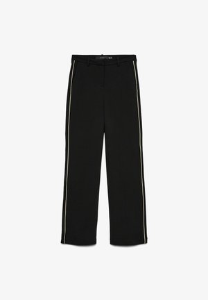 Czarne spodnie wykonane z gładkiego materiału, z kontrastującymi beżowymi paskami po bokach, prostym krojem nogawek oraz przednimi kieszeniami.