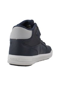 Zapatilla alta de navy con parte superior de piel suave y malla, suela de goma blanca y correa ajustable. Logo de Geox en el talón.