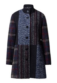 Abrigo de mezcla de lana con un diseño de patchwork en cuadros azul oscuro, gris y rojo, con cuello alto, cinco botones y tela texturizada.