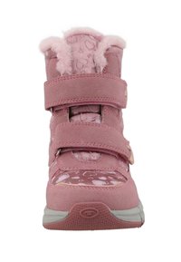 Bota de invierno infantil rosa con patrones de corazones, dos correas de velcro y forro esponjoso visible en la parte superior frontal.