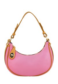 Geantă de piele roz, cu o formă curbată și accente bej. Prezintă un fermoar auriu și o curea detașabilă pentru versatilitate.