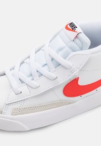 Nike Sportswear BLAZER MID '77 UNISEX - Sapatilhas de cano alto - white/habanero red/medium blue/black