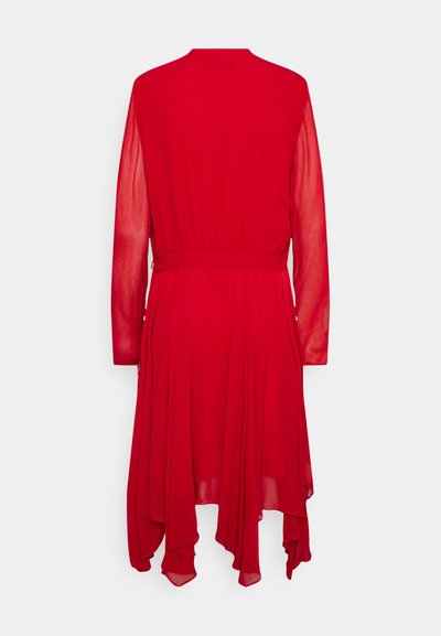 Vestido vermelho de mangas longas com um design fluido, cintura ajustada e bainha assimétrica. Feito de um tecido leve e semi-transparente.