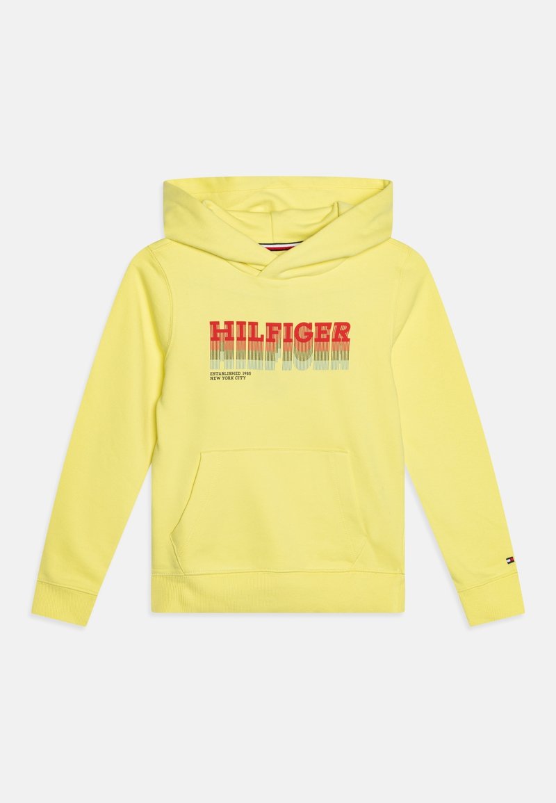 Sweat à capuche jaune avec une poche kangourou, arborant le texte "HILFIGER" en dégradé rouge et bleu. Tissu doux et poignets côtelés.