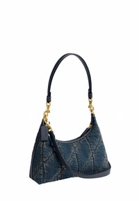 Sac à main en denim bleu foncé avec un motif matelassé, une quincaillerie dorée et deux sangles en cuir noir, une courte et une longue.