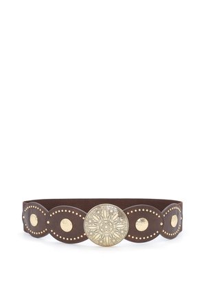 Cintura elastica marrone con cinque grandi toppe ovali in pelle, ciascuna con borchie rotonde dorate, e un grande medaglione dorato decorato al centro.