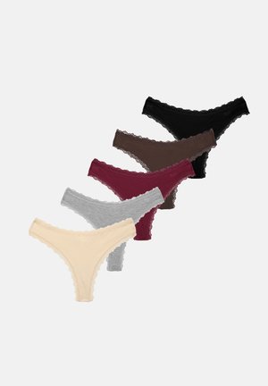 Cinco tangas de mujer con encaje en negro, marrón, burdeos, gris y beige, dispuestas en línea diagonal sobre un fondo blanco.