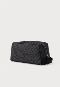 Μαύρο καλλυντικό νεσεσέρ με γεωμετρικό σχέδιο, κλείσιμο με φερμουάρ και πλαϊνή λαβή. Κατασκευασμένο από ανθεκτικό υλικό, με ορθογώνιο σχήμα.
