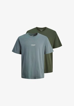 Duos unisex marškiniai, vieni muted teal spalvos su baltu logotipu, kiti alyvuogių žalios spalvos. Abu marškiniai turi trumpas rankoves ir apvalius kaklus.