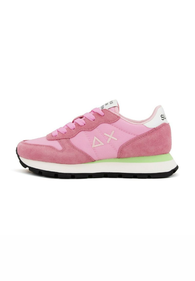 Sneaker rosa con un mix di suede e tessuto, suola in gomma, design con lacci, dettagli verdi e logo sul tallone.