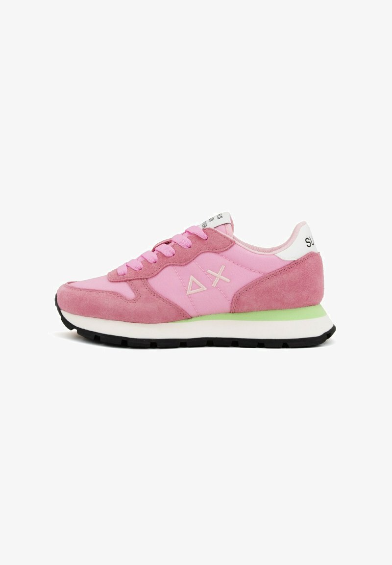 Pink Sneakers, die eine Mischung aus Wildleder und Gewebe aufweisen, mit einer Gummisohle, Schnürdesign, grünen Akzenten und einem Logo auf der Ferse.