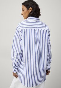Ellos Collection MAH - Camicia - weiß blau gestreift