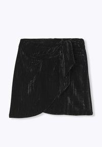 Mini-jupe en velours noir avec un design portefeuille, présentant des textures verticales et un accent noué à la taille, finition en tissu doux et lisse.