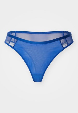 Fio dental azul em rede com um acabamento semi-transparente. Apresenta um detalhe em renda e um contorno azul contrastante nas laterais. Formato clássico de biquíni.