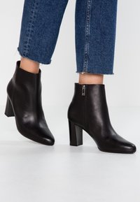 Peter Kaiser Botines bajos - black