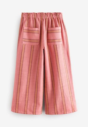 Rosa gestreifte Culottes mit elastischem Bund und zwei Vordertaschen. Der Stoff hat eine strukturierte Oberfläche mit vertikalen Linien in Gelb und Orange.